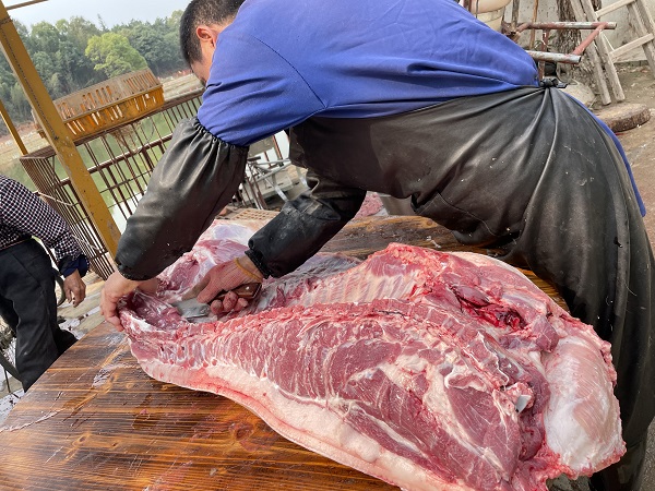 乡里现杀土猪肉