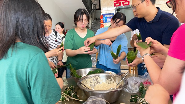 开心过端午——体验包粽子